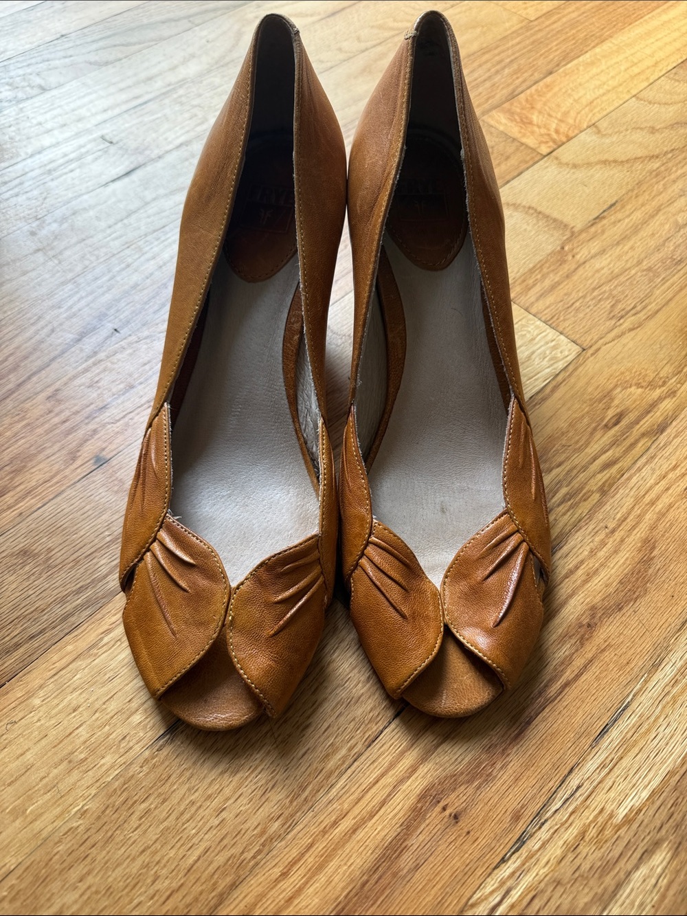 FRYE: Women’s Leather Peep-Toe kitten heels